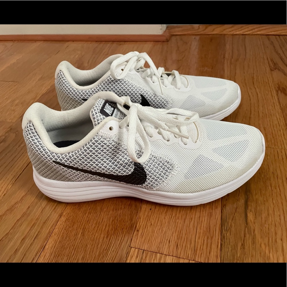 White Nike sneakers, size 7